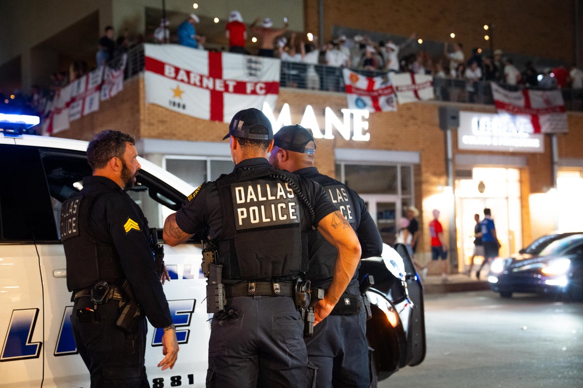 Torcedores da Inglaterra ignoram os apelos da polícia para deixar o pub de Dallas depois de engolir 5.000 cervejas