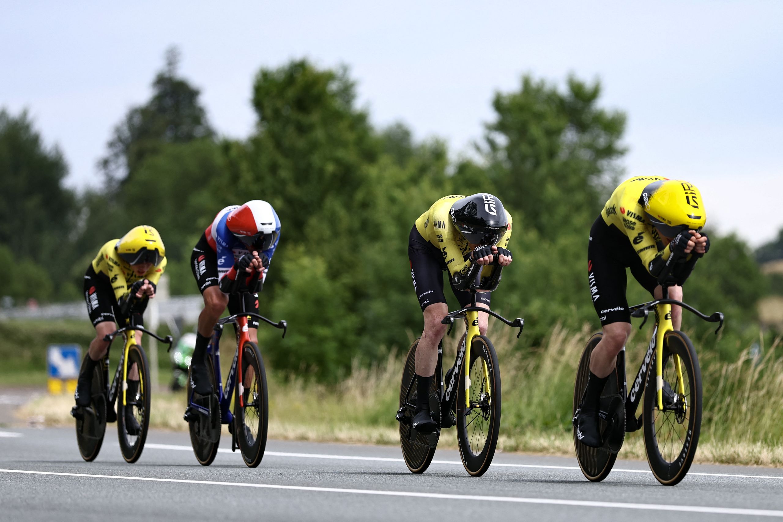 Tour Auvergne-Rhône-Alpes: Visma-Lease a Bike power para vencer o contra-relógio da equipe no Estágio 3, mas Baudin da EF mantém a camisa amarela após o choque do GC