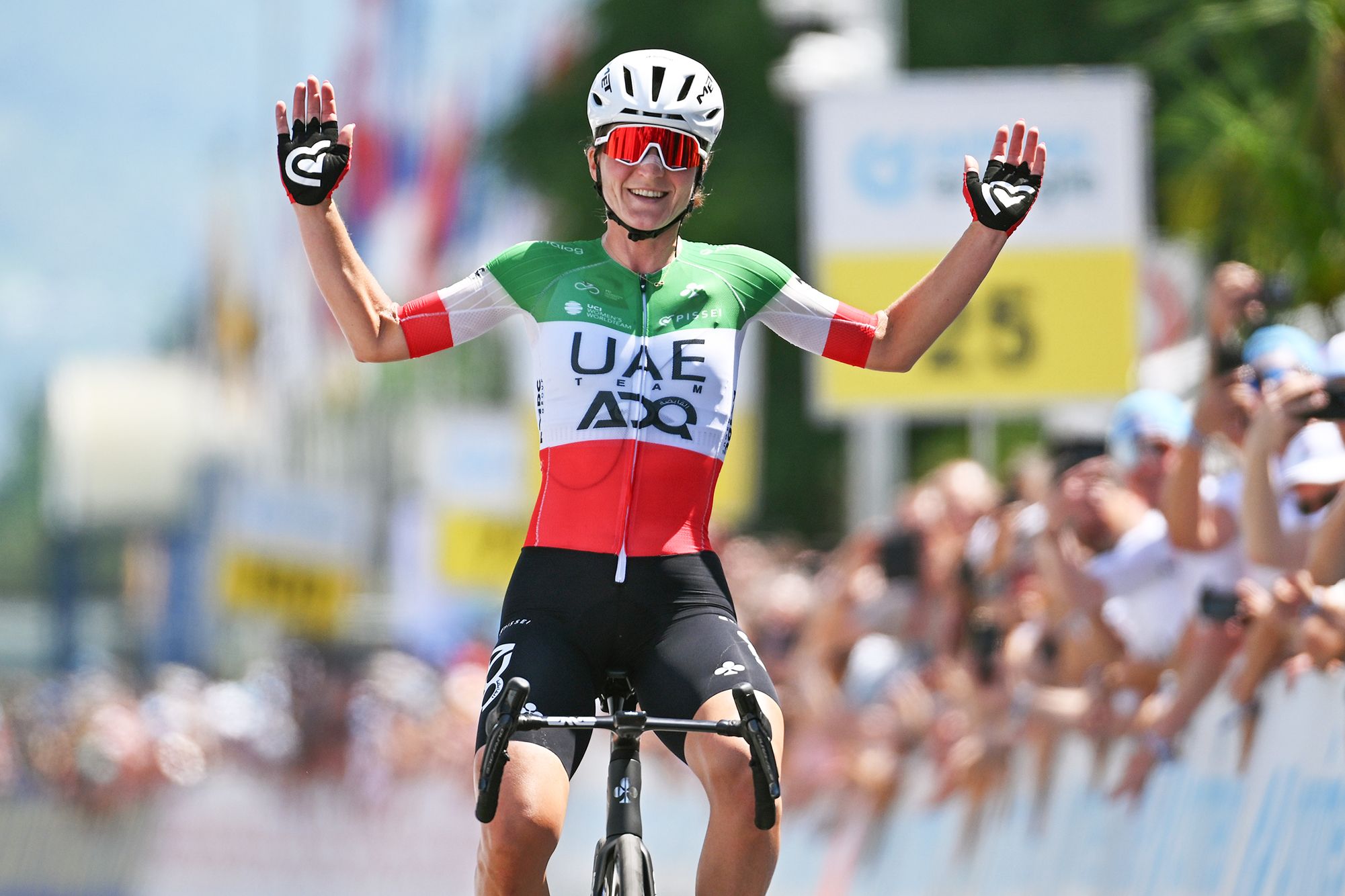 Tour de Suisse Feminino: Elisa Longo Borghini vence a etapa montanhosa 2 para assumir a liderança do GC com ataque na subida final em Locarno