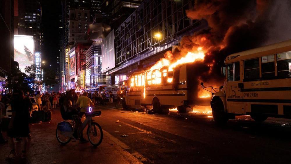 Um adolescente foi baleado e ônibus queimados em Manhattan após a histórica vitória dos Knicks na NBA