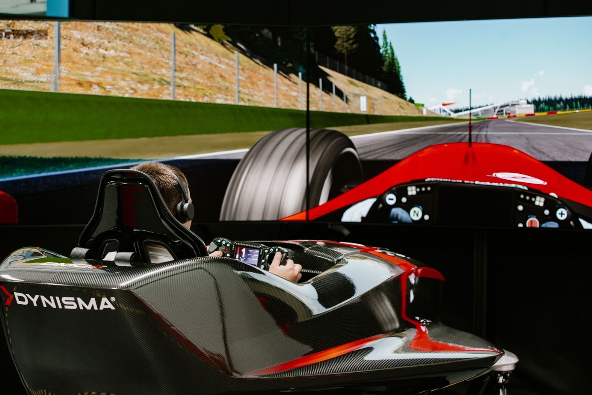 Uma empresa de simuladores está dominando a F1 e o mundo do automobilismo