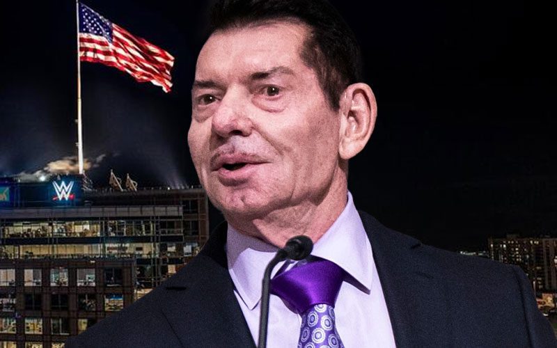 Vince McMahon supostamente ignorou o aviso por causa da bandeira gigante da sede da WWE