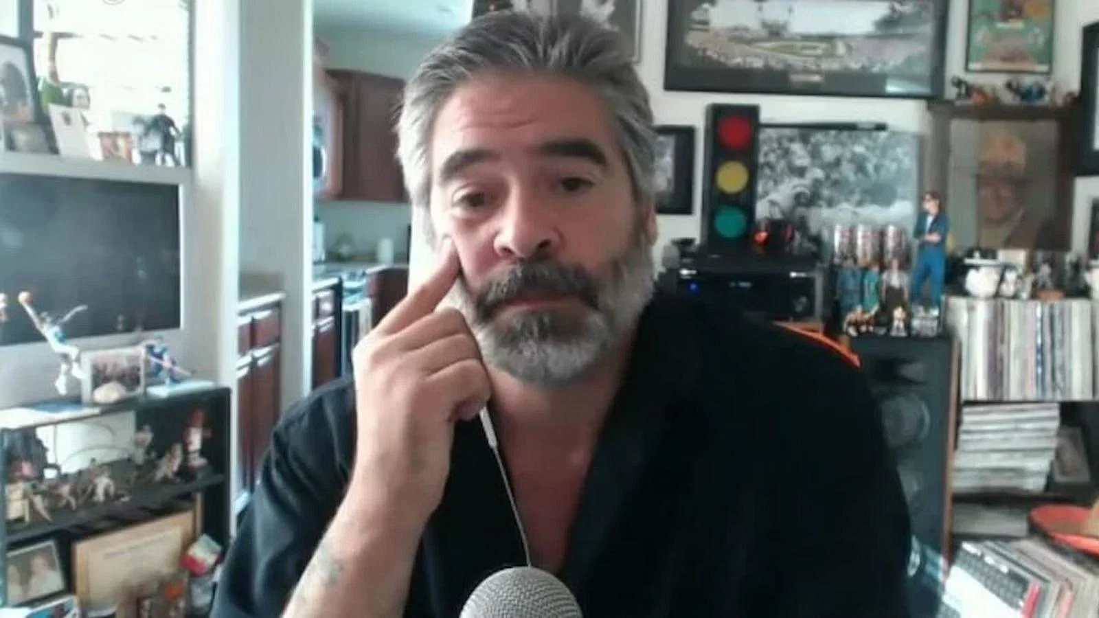 Vince Russo questiona por que os lutadores modernos continuam a atacar na Era da Atitude