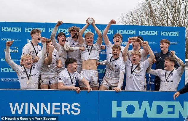 Alunos da Stamford School comemoram a conquista do troféu Under-18 Vase de 2024 depois de vencerem um campo de 220 escolas